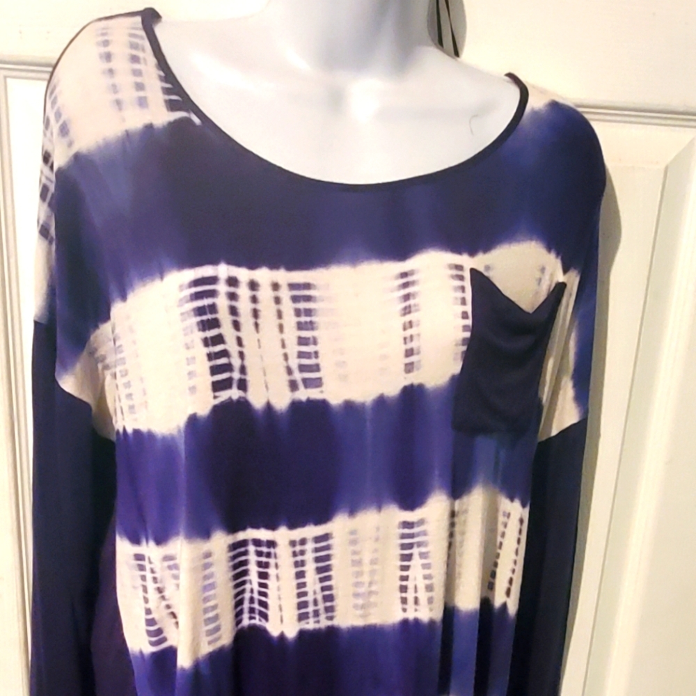Long sleeve tie dye shirt with side pocket.